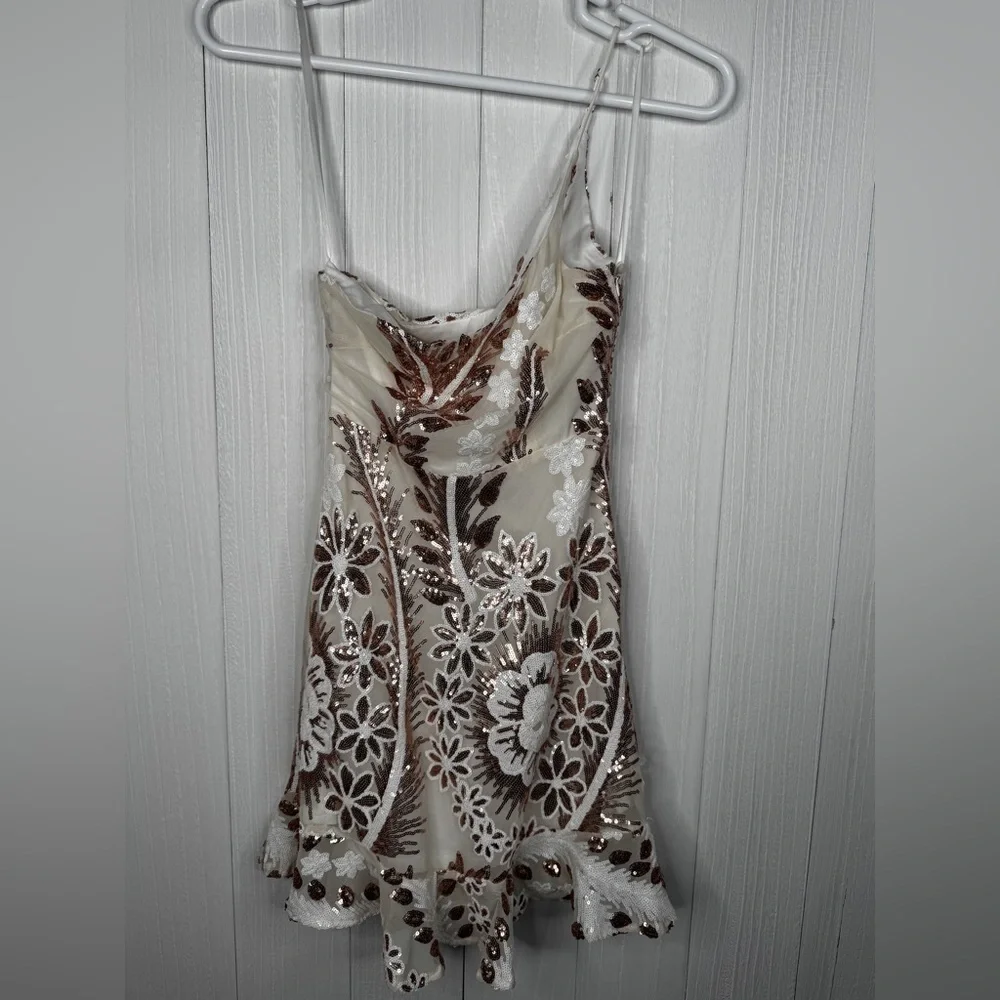 Selfie Leslie White & Gold Floral Sequin Mini Dress - Picture 4 of 10